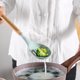 thumbnail image 4 of Juego de 2 utensilios de cocina antiadherentes con mango de madera, no tóxicos y sin BPA, 4 of 5
