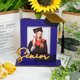 thumbnail image 4 of Marco vertical de madera para la temporada de graduación 2026 - Decoración de sombrero con borlas Pantalla de escritorio, frente acrílico, portafotos para recuerdos, regalo de graduación, decoración, 4 of 5