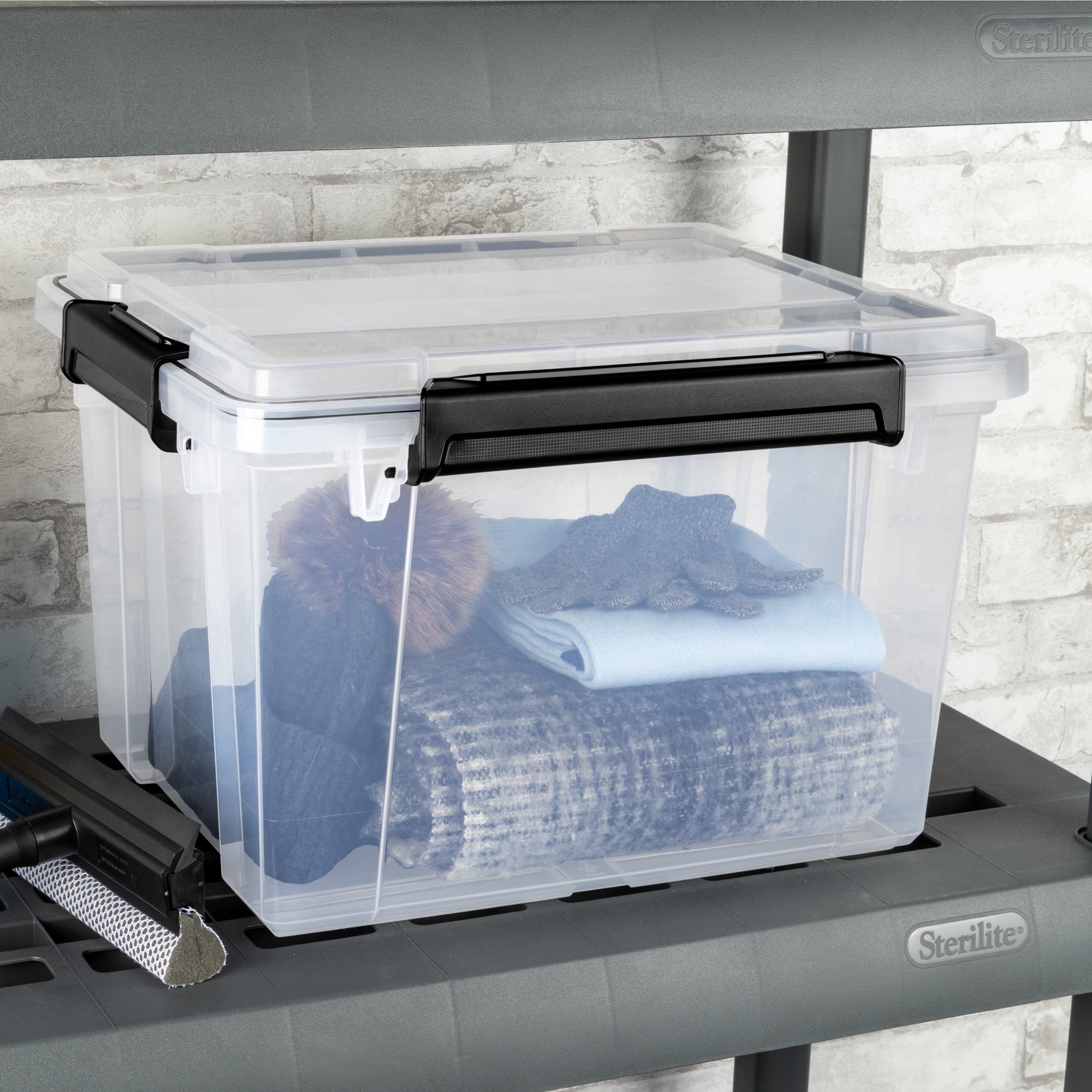 Boîte à joint d’étanchéité  32 L de Sterilite imperméable, bac de rangement en plastique transparent étanche avec couvercle et loquets durables, noir, 4 Pk