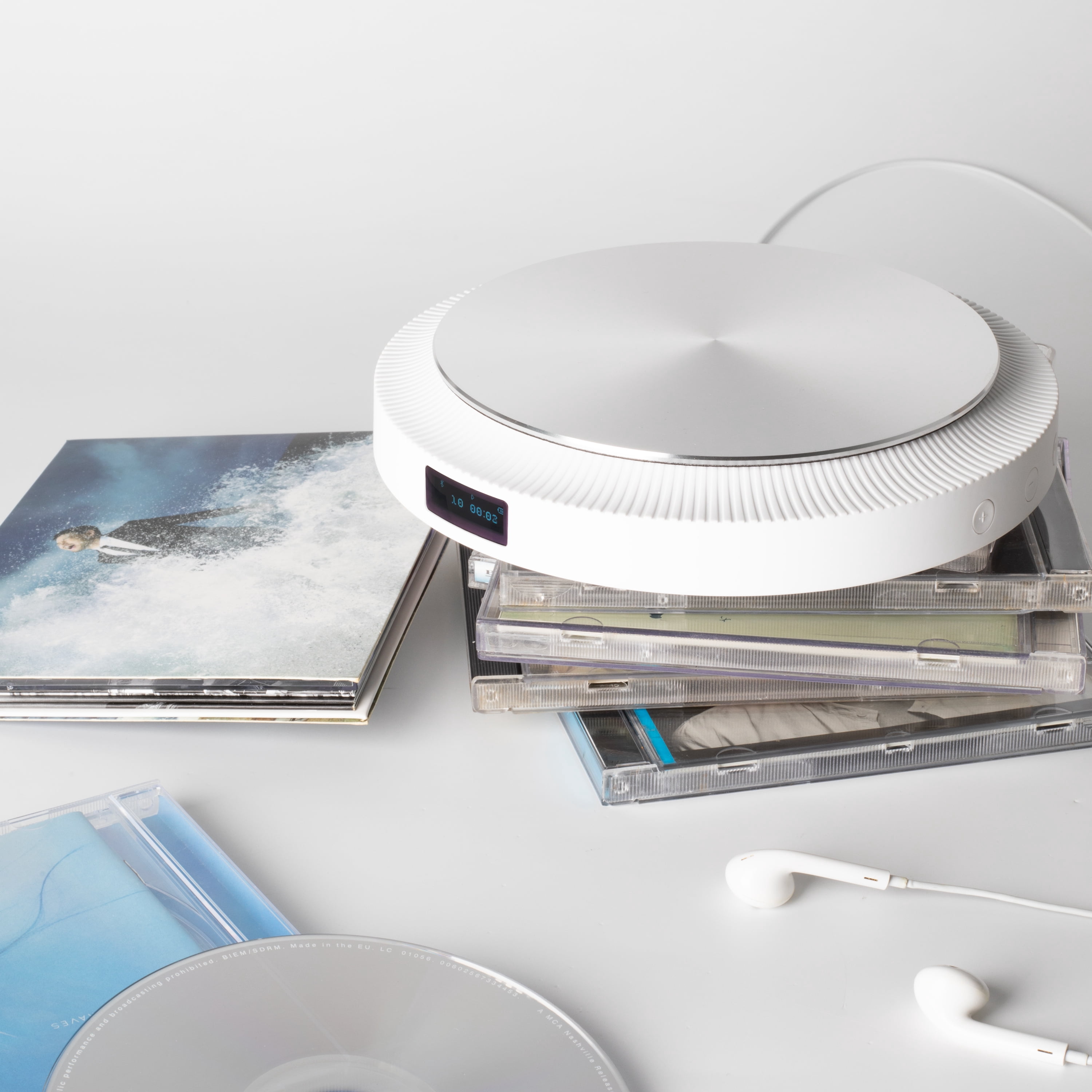 Trettitre protable CD player with Bluetooth – White & Gold for home and travel
