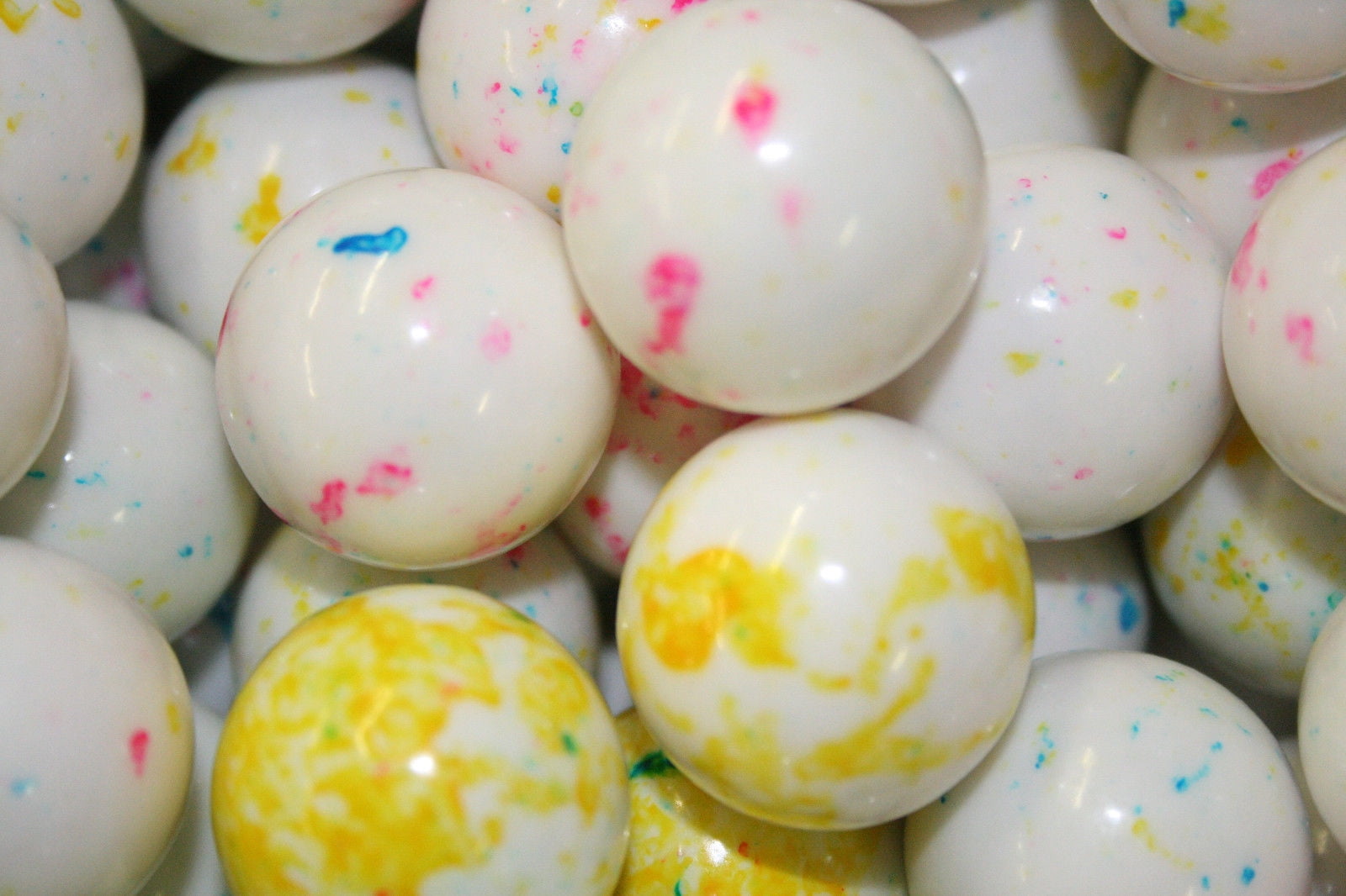BAYSIDE CANDY JAWBREAKERS KABOOM SPECKLED WITH EXPLOSIVE CANDY CENTER