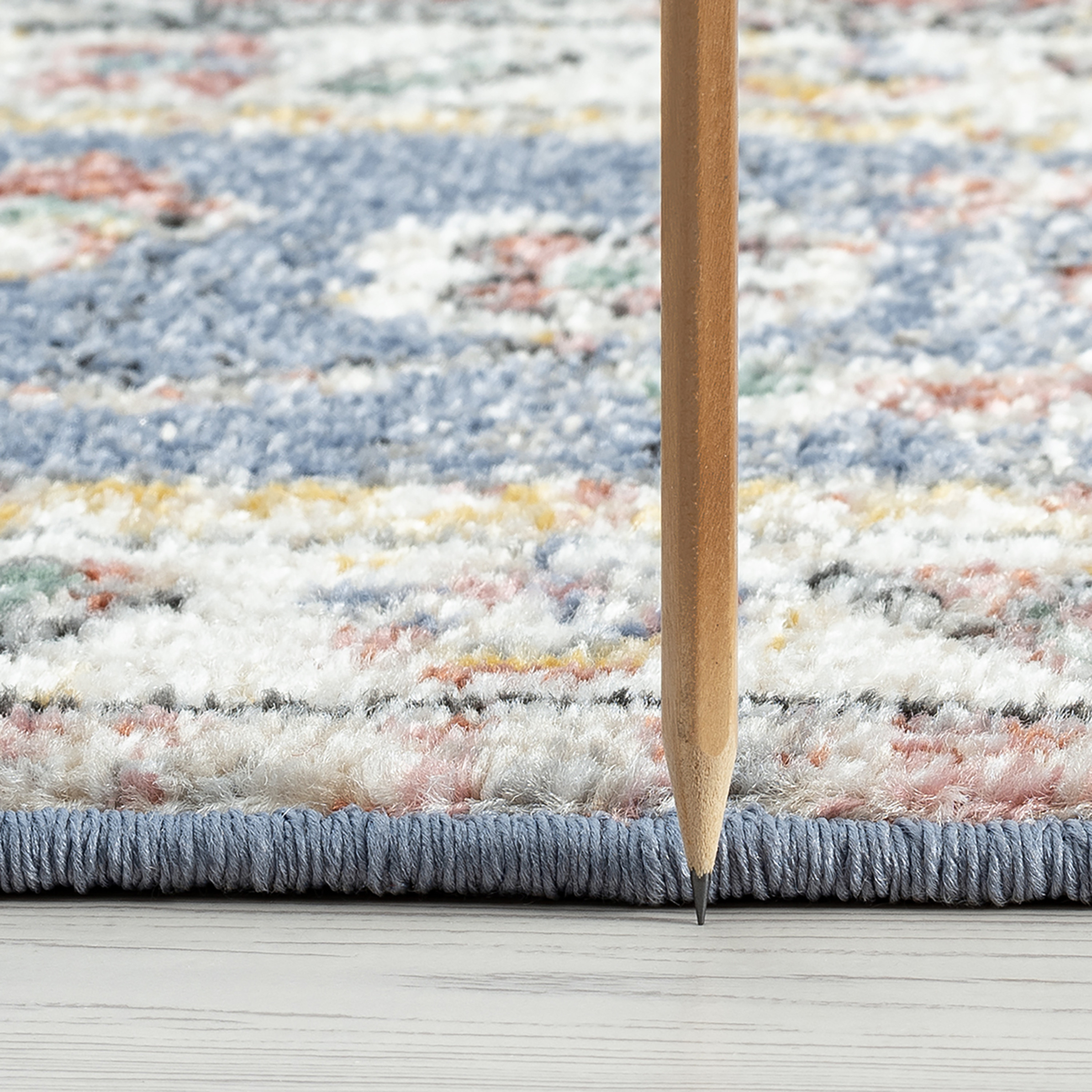 Addison Traditional 5' x 7' Cream and Blue Polypropylene Indoor Area Rug