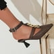 thumbnail image 4 of Sandalias de punta estrecha informales con correas en los tobillos a la moda de verano para mujer, zapatos de tacón alto con cadena Wmkox8yii  hfjk3342, 4 of 5
