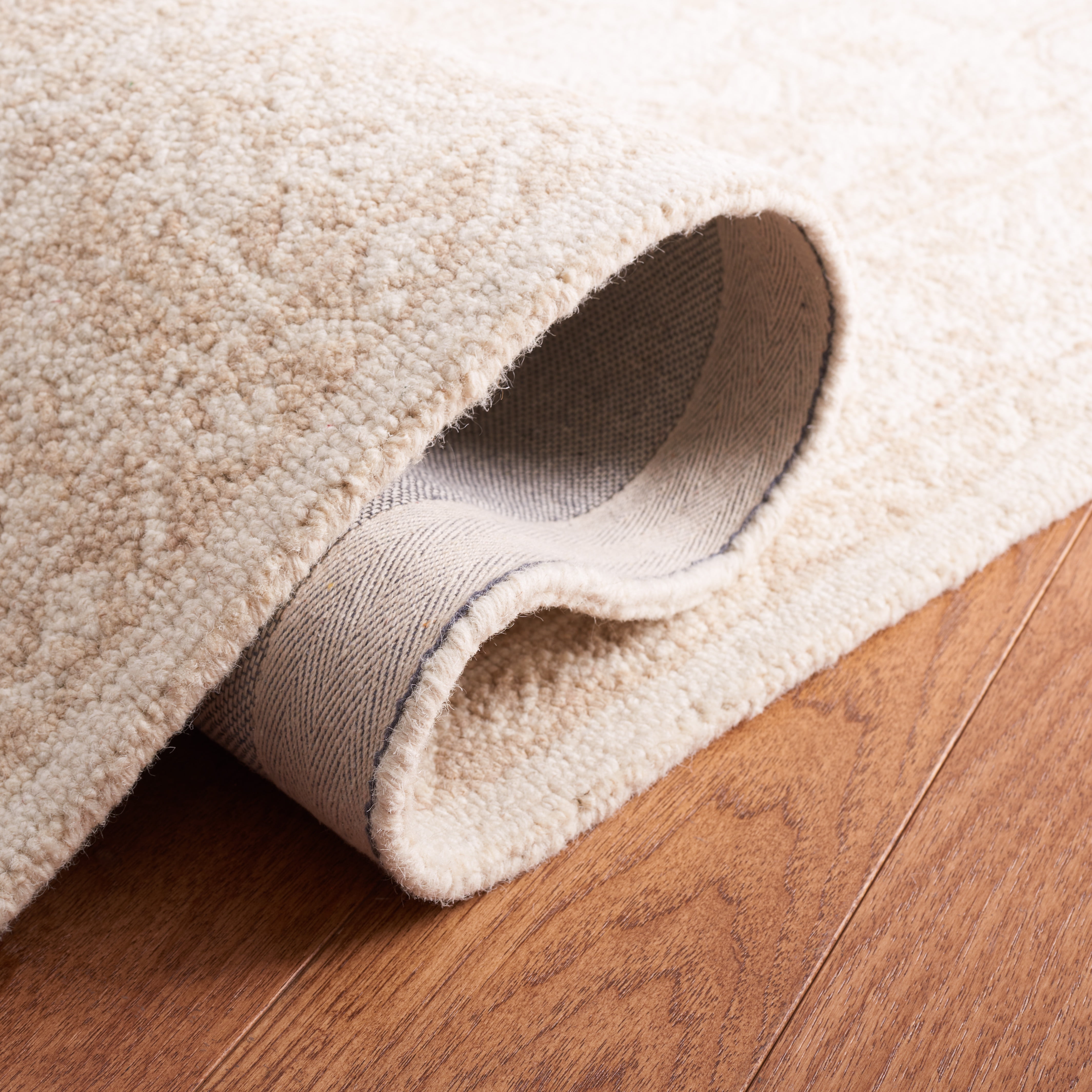 SAFAVIEH Metro Carrissa Medallion Area Rug, Beige/Ivory, 5' x 8'
