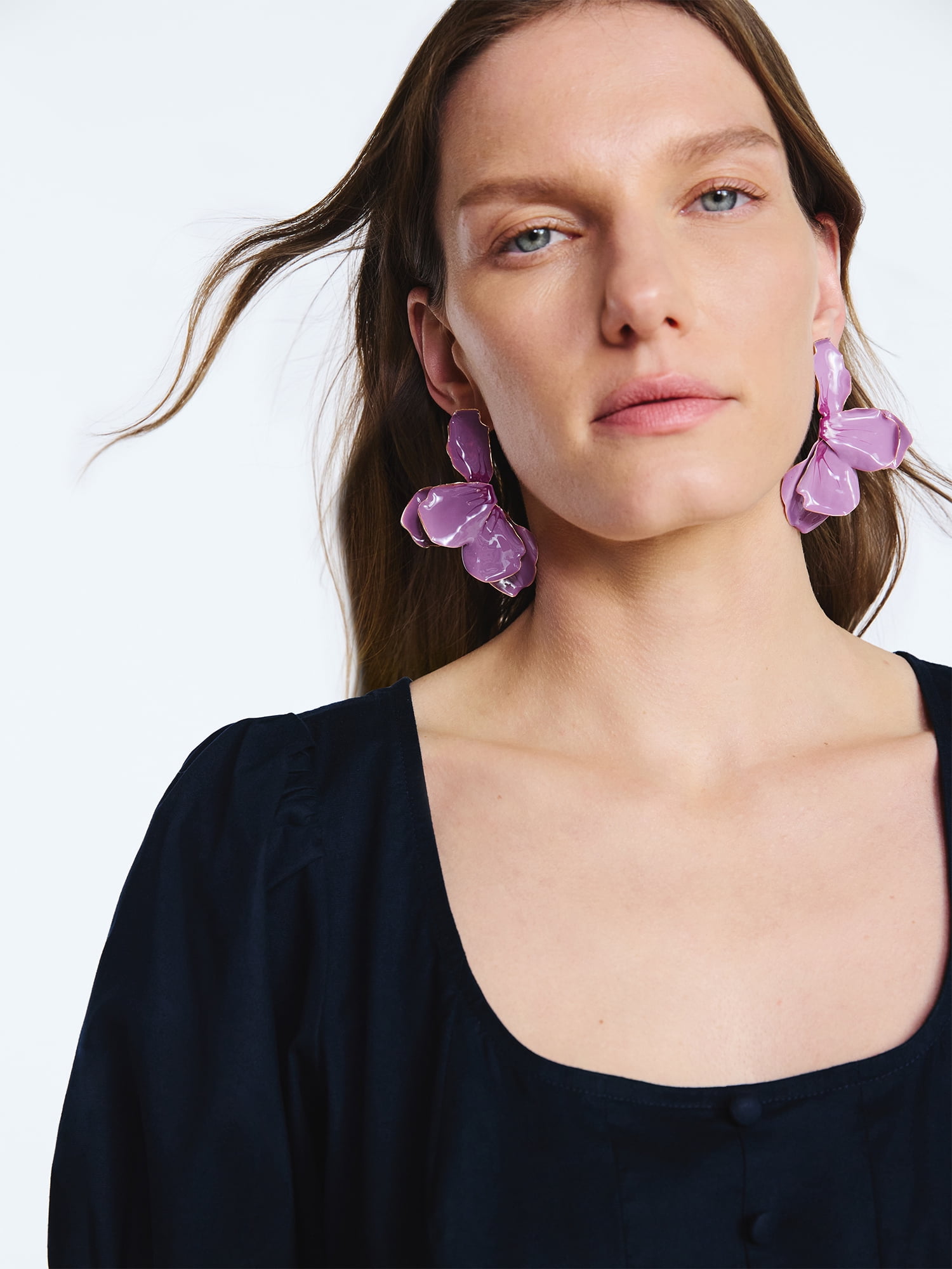 Scoop Women's Gold Tone Maude Petal Earrings, 1 Pair