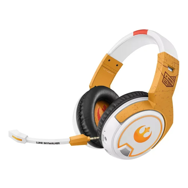 audífonos bluetooth steren aud-570/sw3 para gamers star wars modelo re - blanco/naranja, vista 3/4 frontal de audífonos over-ear con diadema acolchada blanca y naranjada, copas blancas con emblema naranja de la Alianza Rebelde, micrófono desmontable blanco marcado "LUKE SKYWALKER" y entrada jack en la copa.