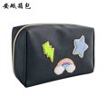 thumbnail image 1 of Bolsa de cosméticos Zefei Wu con letras bordadas cara sonriente PVC impermeable negro, 1 of 3