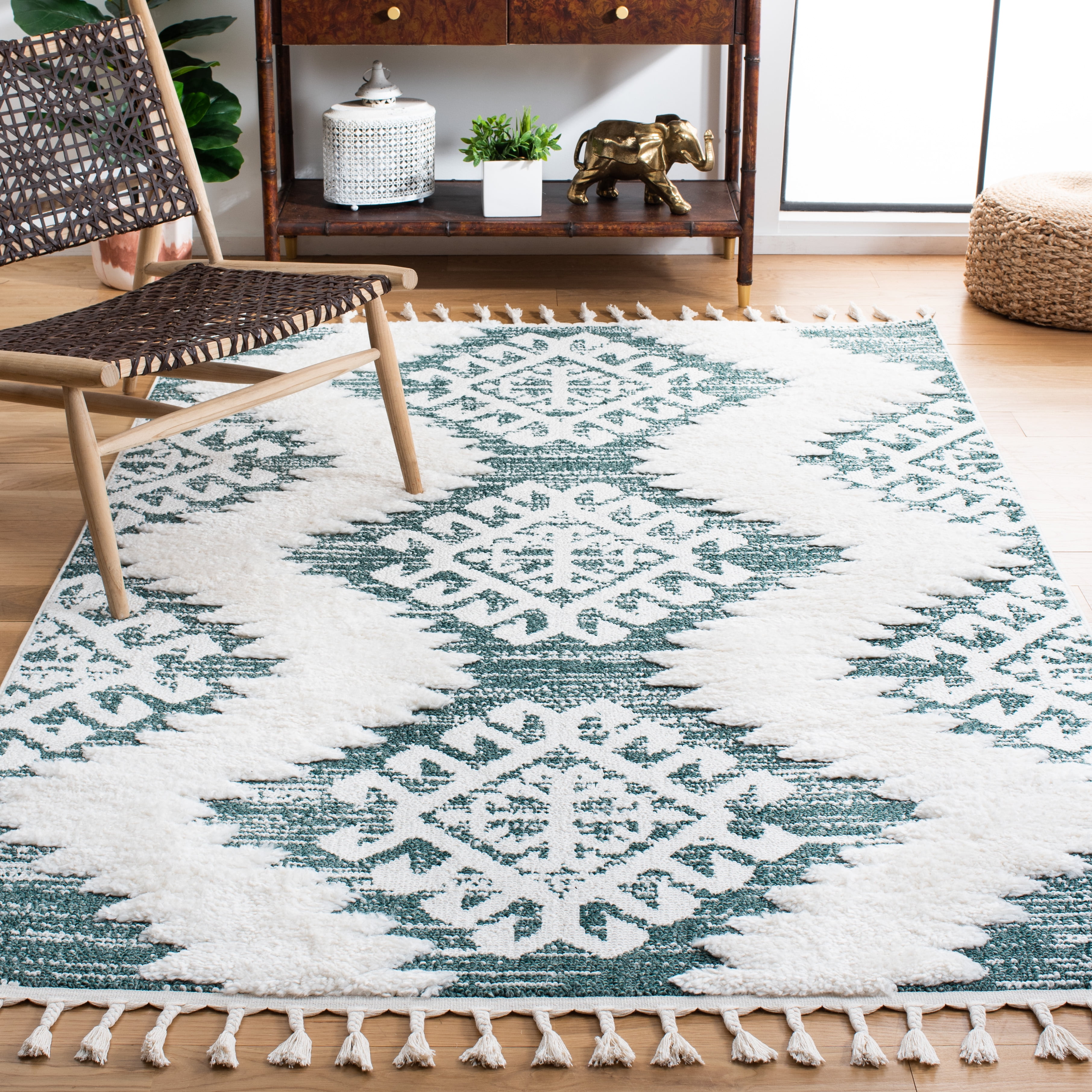 SAFAVIEH Moroccan Tassel Desmond Southwestern Shag Area Rug, Green/Ivory, 5'3" x 7'6"