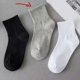 thumbnail image 1 of Calcetines altos en blanco y negro, calcetines de longitud media para hombre que combinan con todo, calcetines deportivos de otoño e invierno de color sólido, calcetines altos casuales de, 1 of 6