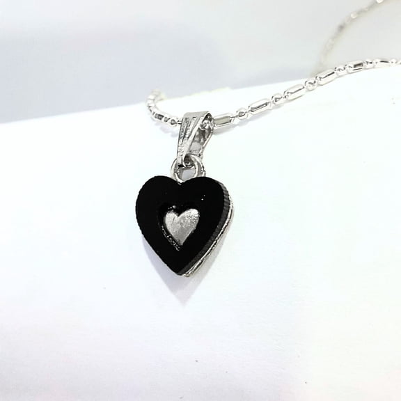 Elegant Black Heart Pendant Necklace Silver Tone Chain Gift for Women Daily Wear Jewelry Fashion Valentine Anniversary Birthday