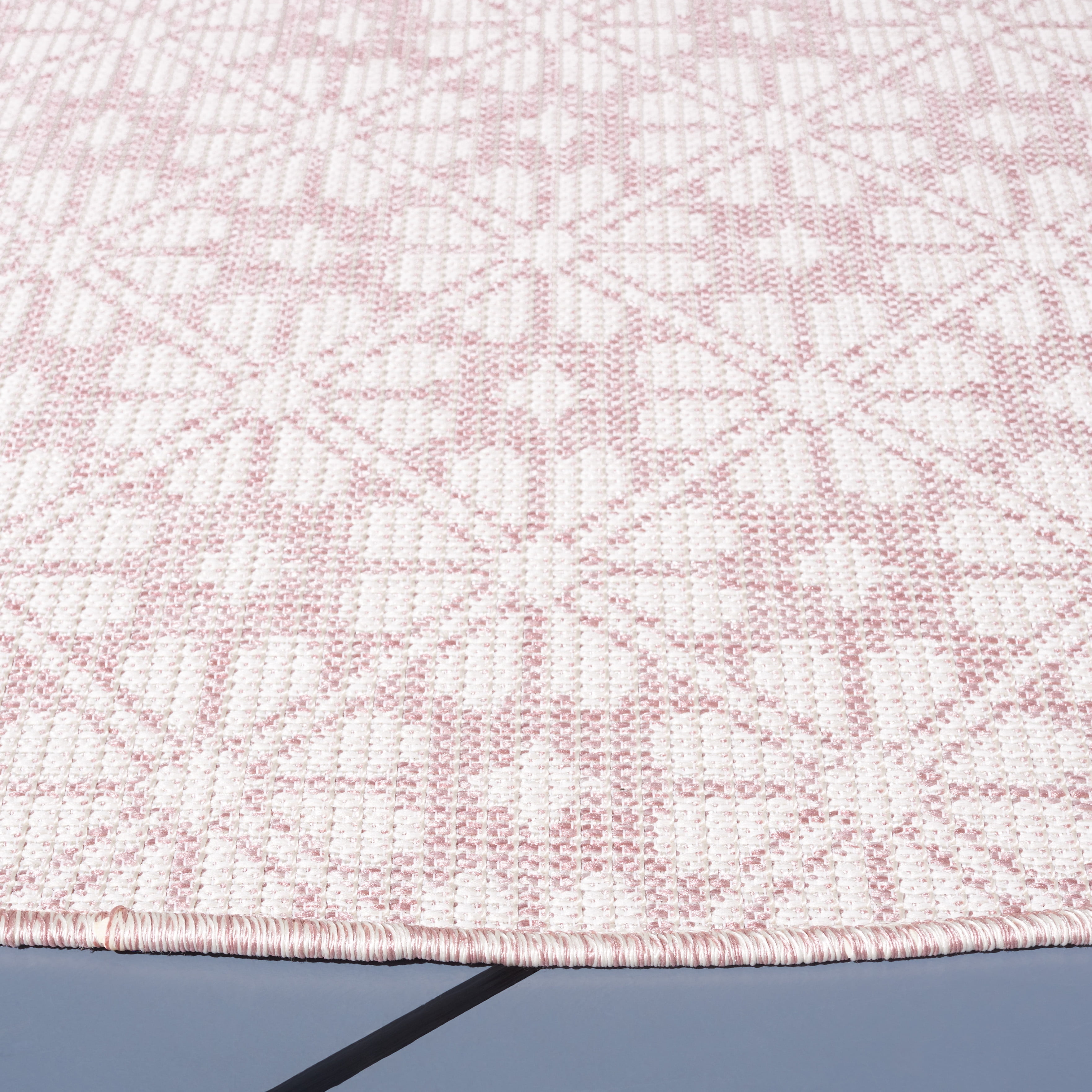 SAFAVIEH Martha Stewart Hampton Diamond Indoor/Outdoor Area Rug, Pink/Ivory, 6'5" x 6'5" Round