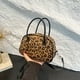 thumbnail image 4 of Bolso de mano retro con diseño de leopardo para mujer, novedad de otoño e invierno de 2025, bolso de mano de gran capacidad para ir al trabajo, bolso de hombro tipo axila., 4 of 5