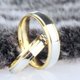 thumbnail image 1 of Entre el anillo de pareja de acero de titanio de dos colores dorado Europa y el anillo liso de acero inoxidable de nicho de Estados Unidos, 1 of 5