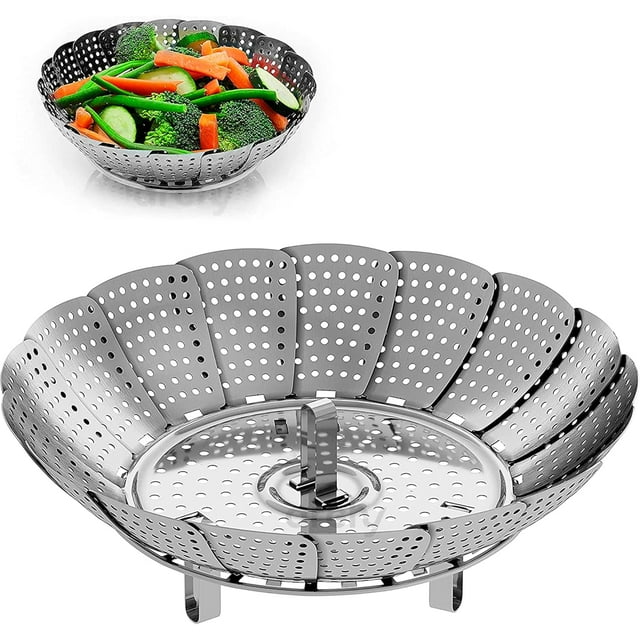 cesta vaporera cestillo plegable 30 cm para cocer a vapor de acero inoxidable Archy. Vista cenital y frontal de la cesta desplegada en forma de flor con paneles perforados de acero inoxidable pulido, patas plegables y asa central para levantar; se observan orificios redondos uniformes y, en un recorte superior, verduras al vapor; también adecuada como colador para lavar frutas y verduras.