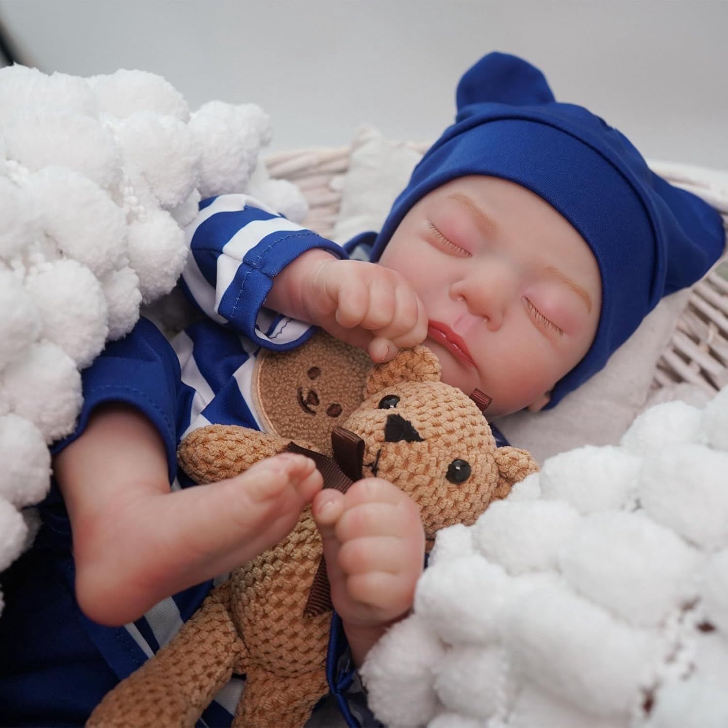 17" Lifelike Reborn Baby Doll with Soft Cloth Body, Realistic Sleeping Newborn with Closed Eyes, Gift for Kids 3+ Years Old