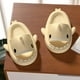 thumbnail image 2 of Feslishoet zapatillas de tiburón para hombre y mujer, zapatos suaves con plataforma de nube para playa, toboganes de baño para interiores, mulas de verano para exteriores de EVA Qiuyongming unisex, 2 of 2