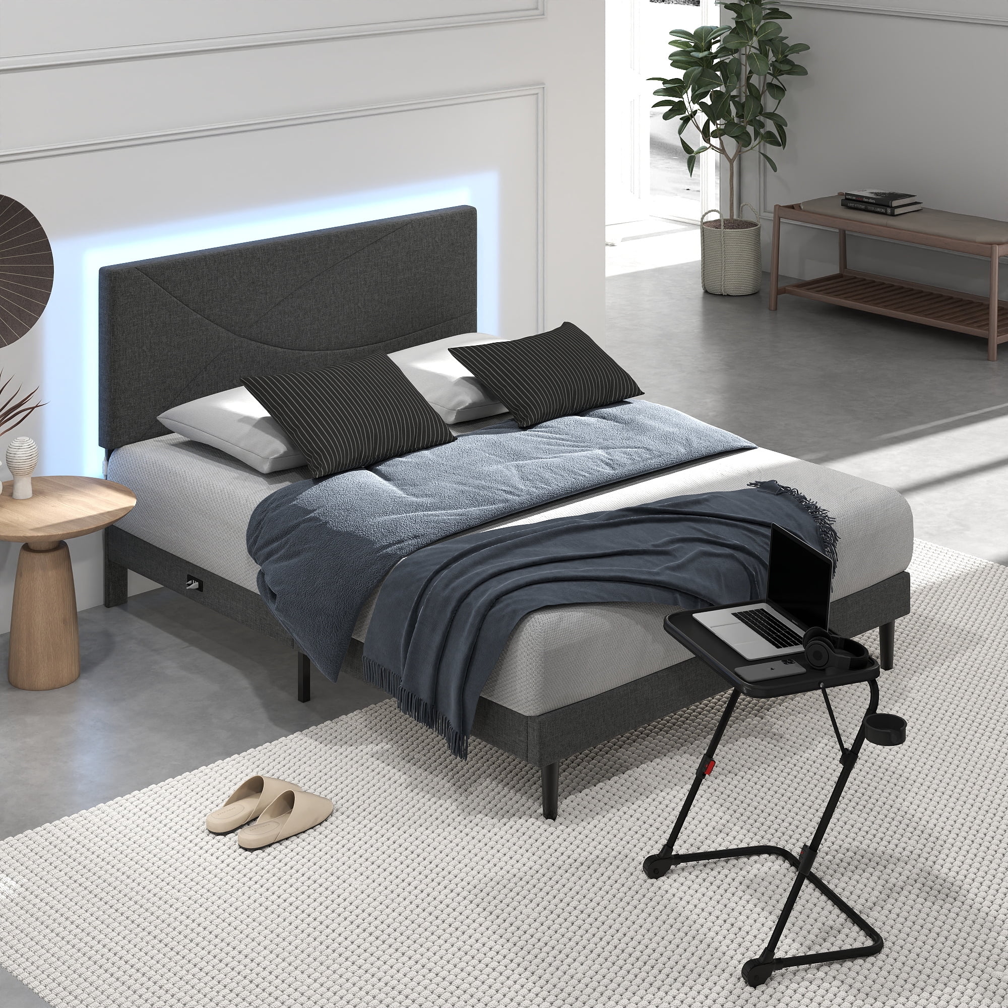 Lit queen-size rembourré Homy Casa avec plateau télé pour chambres élégantes