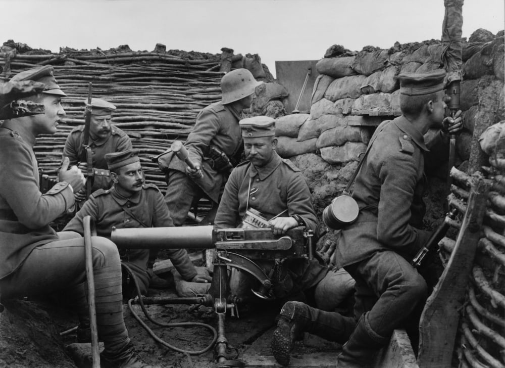 German Ww1 Soldiers With Machine Gun 40 Meters From The British ...