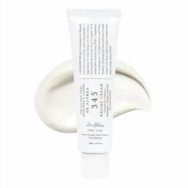 dr.althea 345 relief cream | moisturizer for soothing recovery and blemish care with pdrn & niacinamide skin care for all skin types, 1.69 fl oz 50ml tubo frontal blanco con texto impreso y tapa, sobre muestra de textura cremosa clara en fondo blanco; crema hidratante para recuperación y cuidado de imperfecciones, 50 ml; a menudo se usa también para calmar zonas localizadas tras tratamientos estéticos.