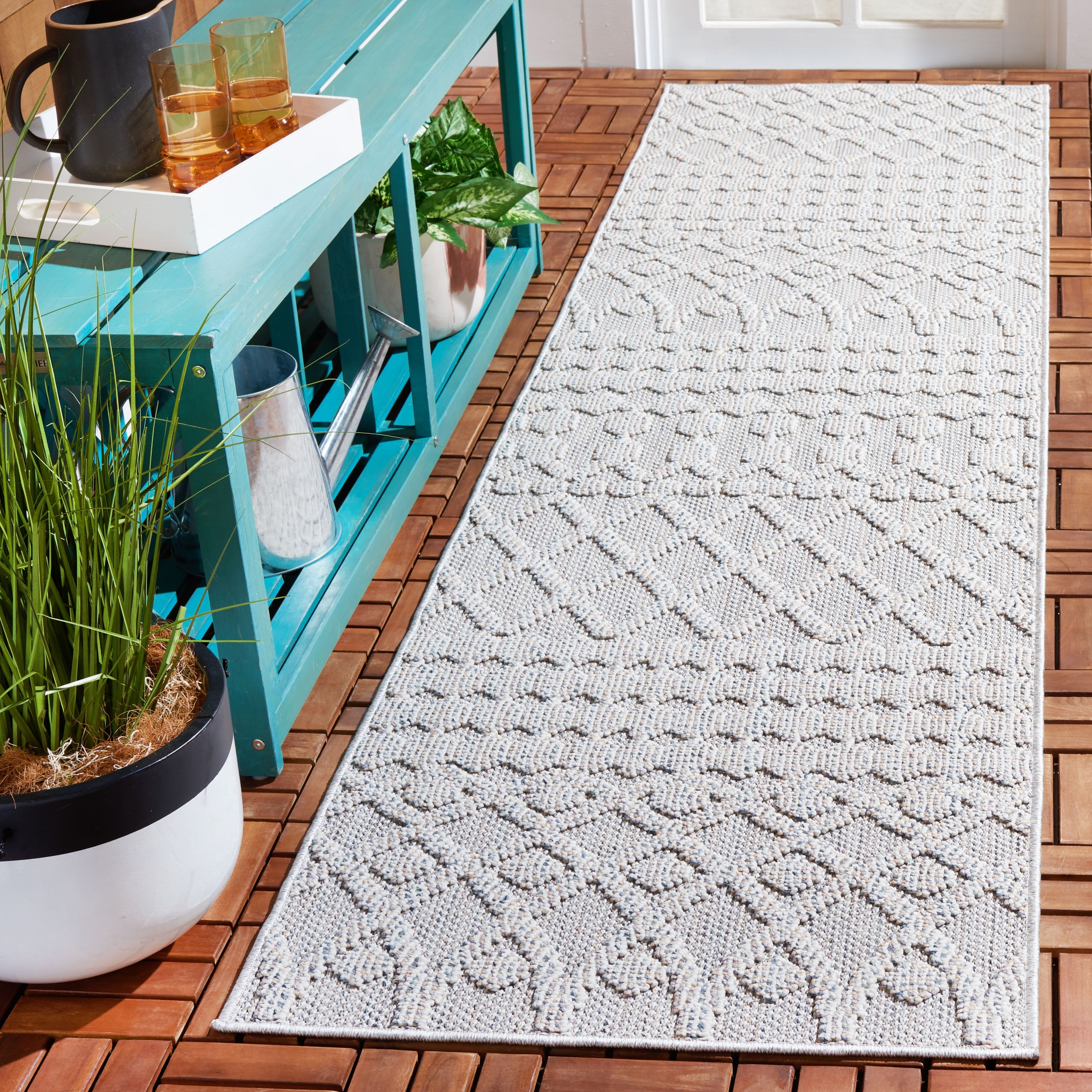 SAFAVIEH Global Regina Diamond Indoor/Outdoor Area Rug, Grey/Ivory, 4' x 6'