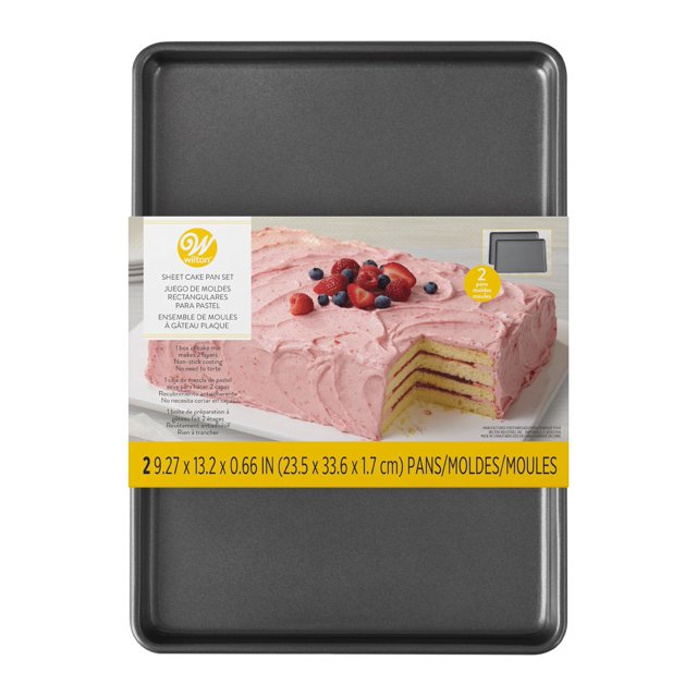 wilton 2105-5747 juego de bandejas para hornear 2 piezas para capas fáciles dos moldes rectangulares apilables color carbón con acabado antiadherente, vista frontal centrada que muestra bordes redondeados y superficie lisa; empaque visible con foto de pastel en capas, ideal para hornear capas finas y montar pasteles.