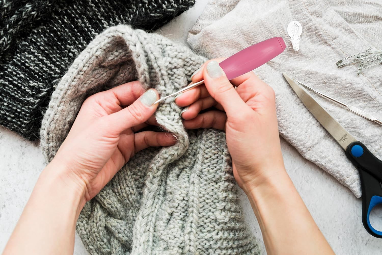Silicone Crochet Hook Grip Multiple-Size Ergonomic Crochet Handle Interchangeable Crochet Hook Sleeve with Stitch Markers, Pink, 2mm-10mm