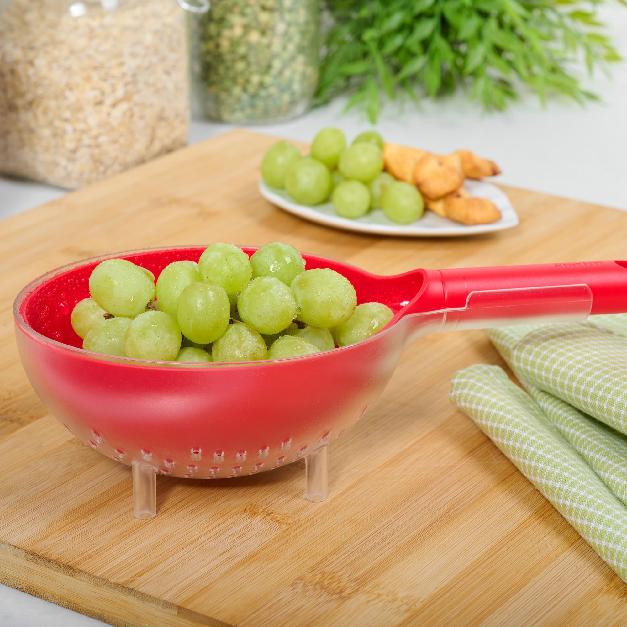 Starfrit Passoire à baies, Couvercle troué amovible, S'utilise à une main, Rouge STARFRIT PASSOIRE À BAIES