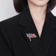 thumbnail image 5 of Broche de cristal esmaltado con la bandera estadounidense ondeando, ideal para ropa, bufanda, bolso o sombrero., 5 of 7
