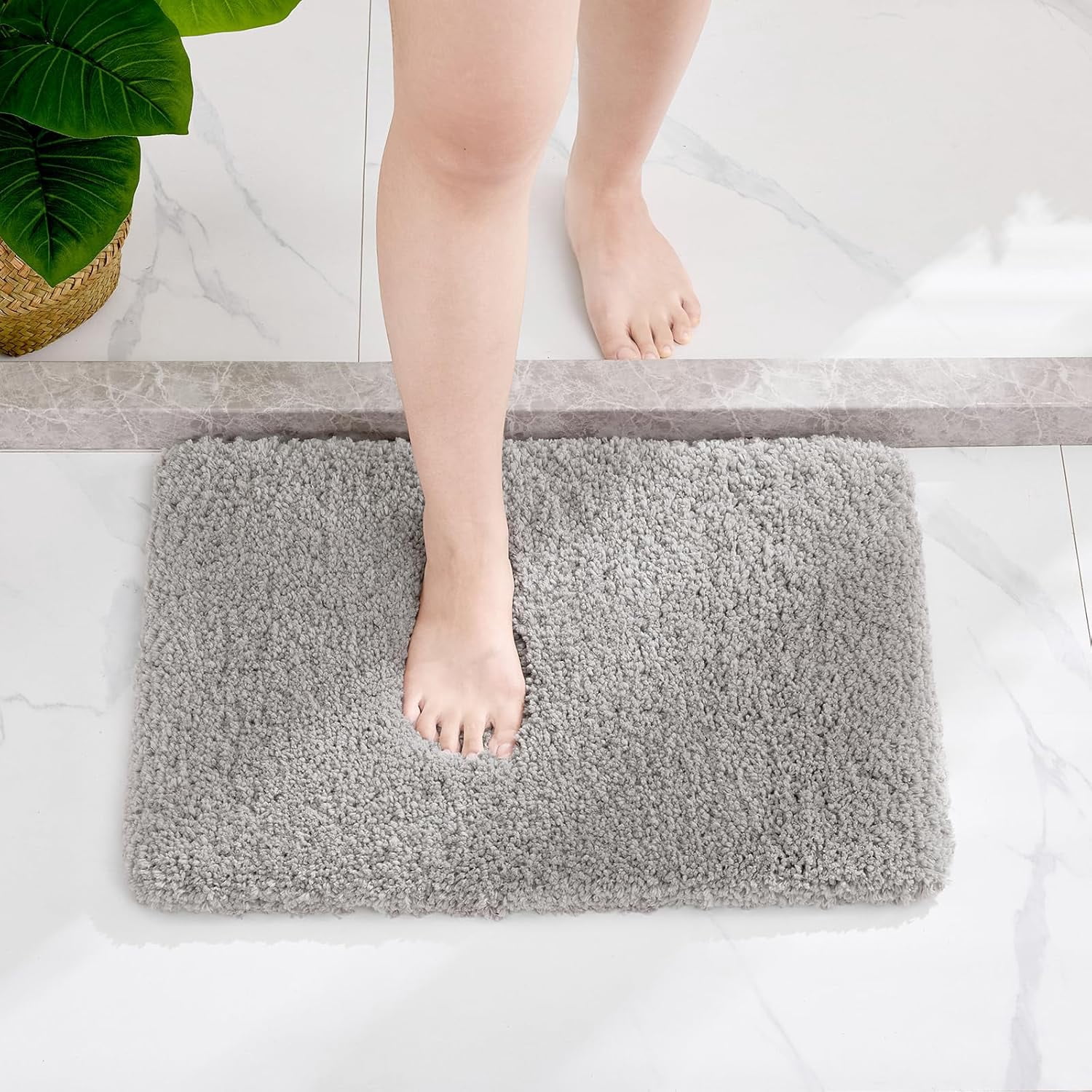 Grey Bathroom Rug 17x24 Non-Slip Plush Bath Mat Highly Absorbent Ultra Soft Fluffy Floor Mat Machine Washable for Shower and Tub