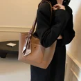 thumbnail image 5 of Bolso de mano para mujer 2024, nuevo bolso de hombro de lujo a la moda, bolso de hombro retro de gran capacidad, bolso para un solo hombre, 5 of 5