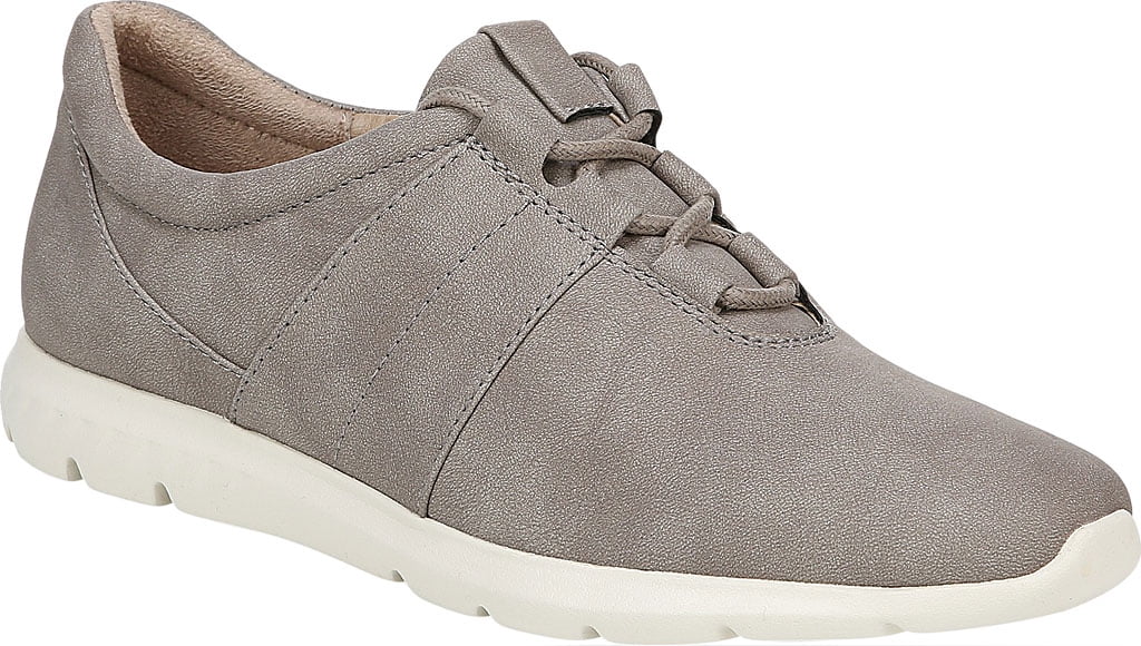 foam runner ochre on feet