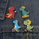 thumbnail image 4 of Sonducket Broches Dibujos animados Dinosaurios deportivos Multicolor Estética Esmalte divertido de solapa Insignia Niños Niñas para gorras de ropa Accesorios de disfraces XZ4464 Sonducket AP010027-04, 4 of 6