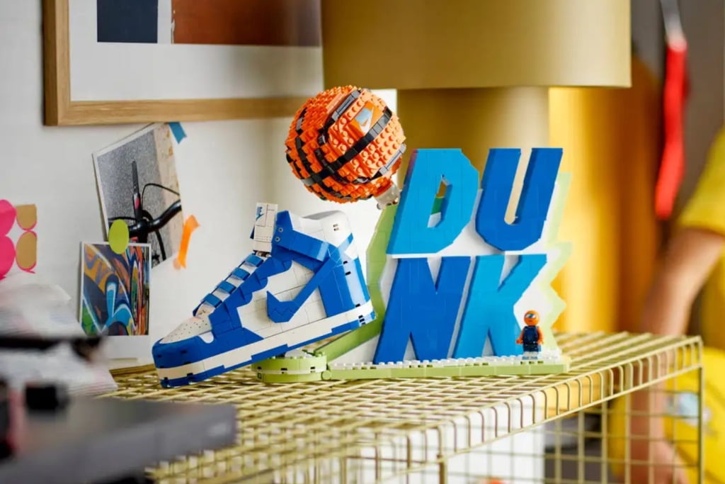 LEGO Nike Dunk Sneaker Building Set 43008 – Collectible Basketball Shoe Toy with Minifigure, Hidden Compartments & Extra Laces (1,180 Pieces, Ages 10+)
