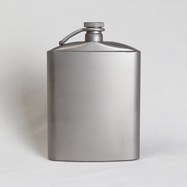Petaca de titanio de 260 ml, garrafa de bolsillo ultraligera portátil a prueba de fugas con clip de tapón de rosca