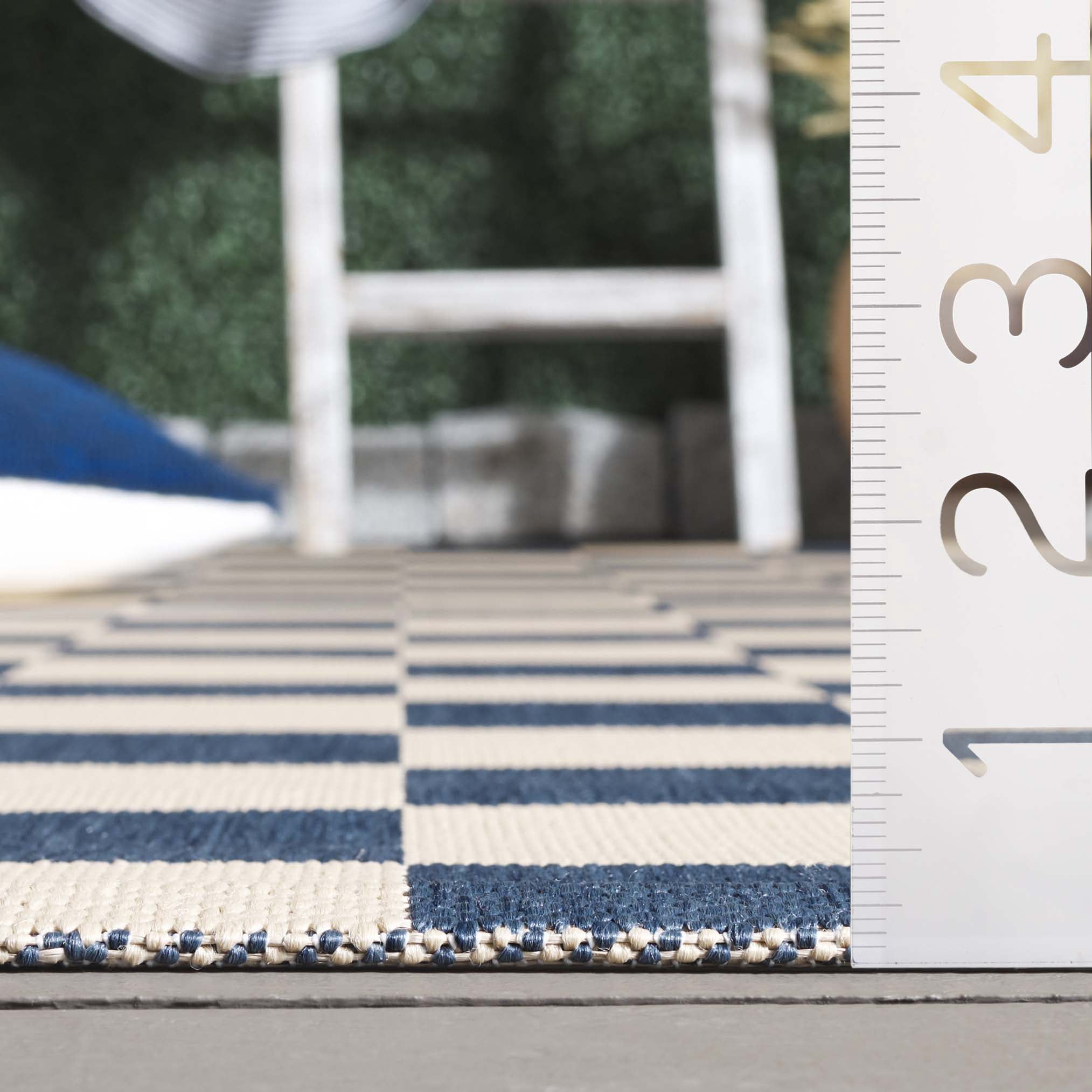 SAFAVIEH Courtyard Talbot Checkered Indoor/Outdoor Area Rug, Blue/Beige, 4' x 5'7"