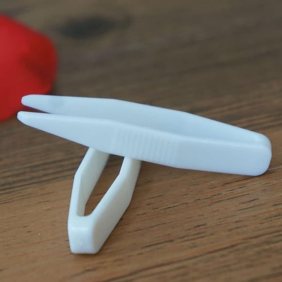 50 piezas Mini pinzas de plástico blancas Clip para lentes de contacto Pinzas de belleza herramienta de maquillaje Pinzas de depilación para herramientas manuales de doble párpado