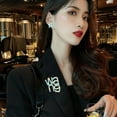 thumbnail image 3 of Daily Mix Store Broches en Strass Lettre Wang Badge Simple Femmes Filles Accessoires Mode Luxe, 3 of 9