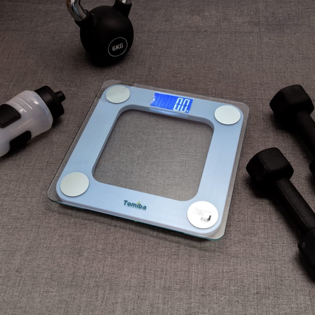 Báscula de baño digital TOMIBA de 550 libras, peso corporal de alta precisión con tecnología de pedaleo y pantalla LCD retroiluminada de fácil lectura.