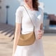 thumbnail image 4 of Bolso de hombro informal para mujer | Bandolera y cartera | Correa ajustable para el trabajo, la escuela y viajes | Porta teléfono, gafas de sol y llaves | Blanco, negro, caqui y café, 4 of 6