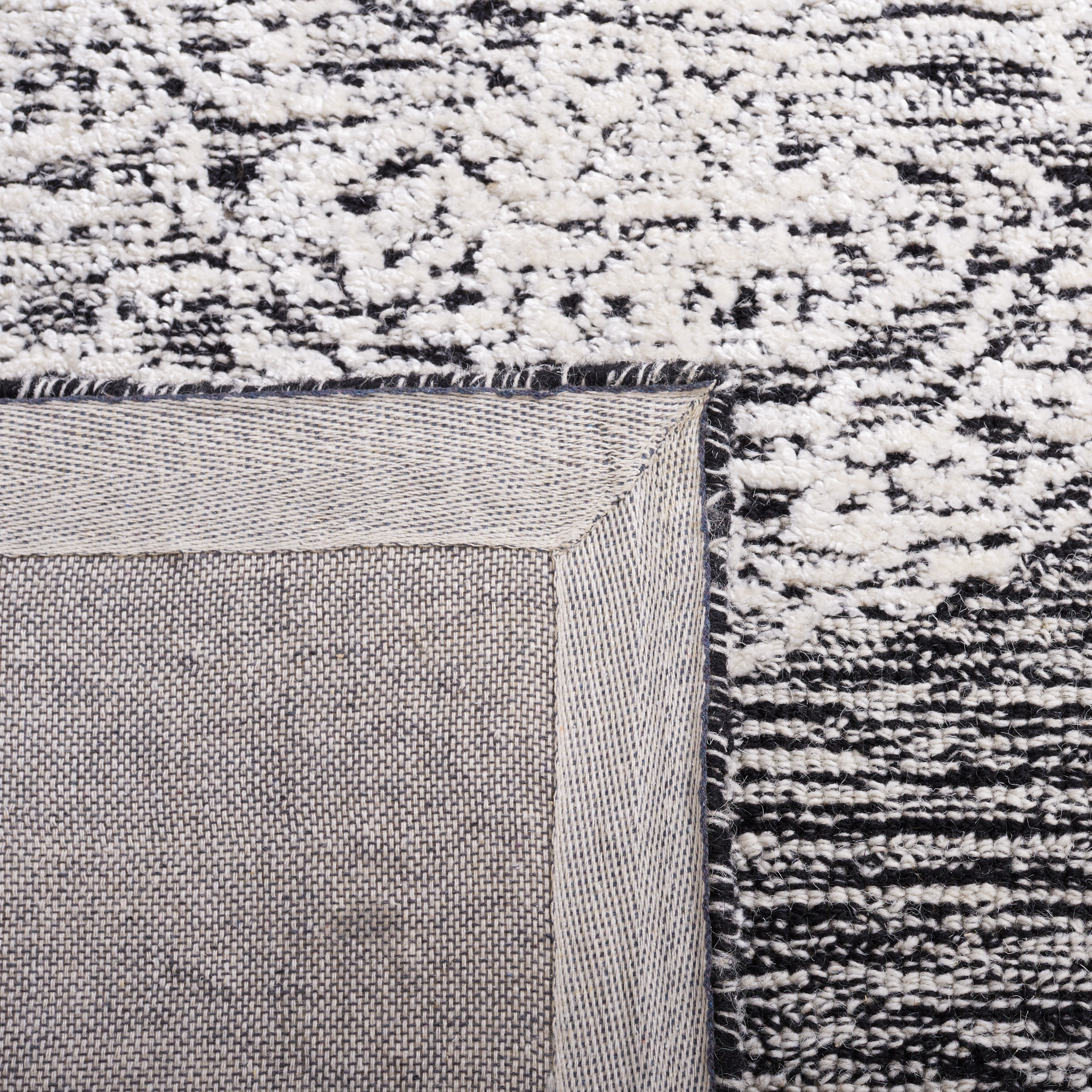 SAFAVIEH Precious Ariana Quatrefoil Area Rug, Black/Ivory, 5' x 8'