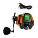 thumbnail image 1 of Carrete de pesca electrónico con carga USB para accesorios del sistema y pantalla digital. Mano izquierda naranja, 1 of 9