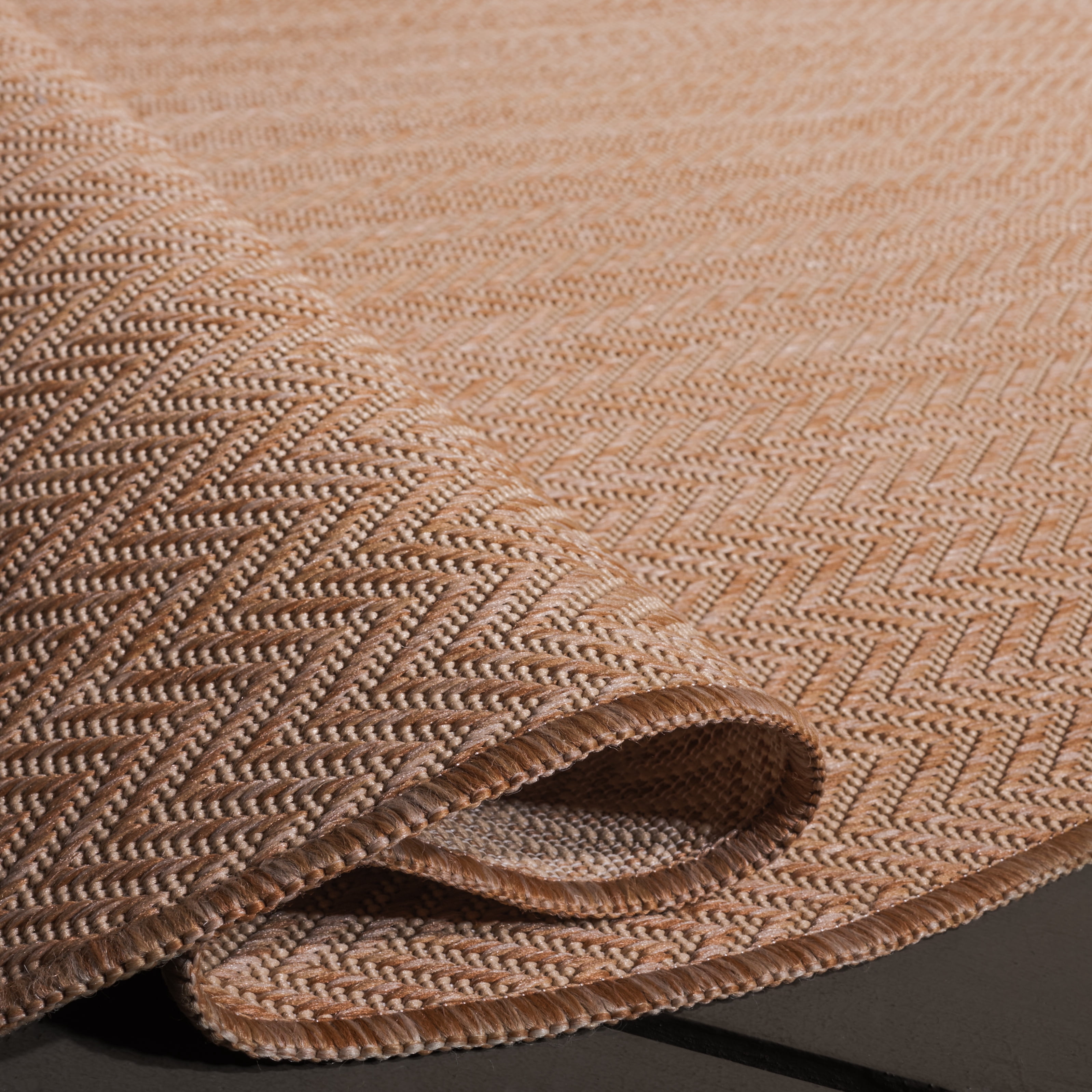 SAFAVIEH Courtyard Blazhe Chevron Indoor/Outdoor Area Rug, Natural/Cream, 5'3" x 7'7" Scalloped