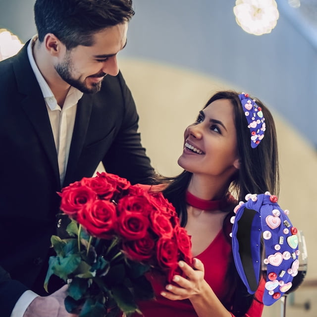 Fiudx Diadema de San Valentín, Diseño de Corazón con Perlas, Estilo Anudado, Elegante Accesorio para El Cabello, Regalo Romántico para Parejas, Atuendos de Fiesta y Citas, Colores Rojo y Blanco, Tama