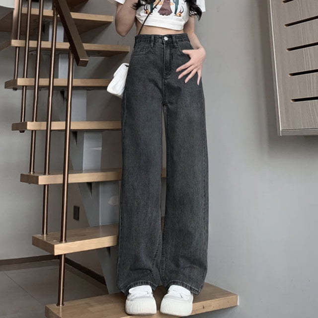 pantalones vaqueros vintage de pierna ancha para mujer, pantalón de cintura alta, negro, gris, retro, azul claro, azul, rosa — Pantalones de talle alto estilo streetwear, vista frontal de largo completo en tono gris oscuro, pierna ancha con cierre de cremallera y botón, bolsillos frontales y costuras visibles, caída regular sobre tenis blancos; también adecuados para looks de viaje urbano.