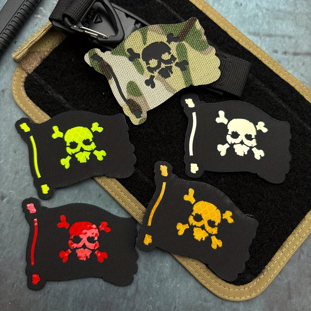 1 set of personalized creative crossbones skull IR reflective luminous laser sticker badges, luminous effect chest stickers, suitable for bags, backpacks, vests and clothing embroidery patches