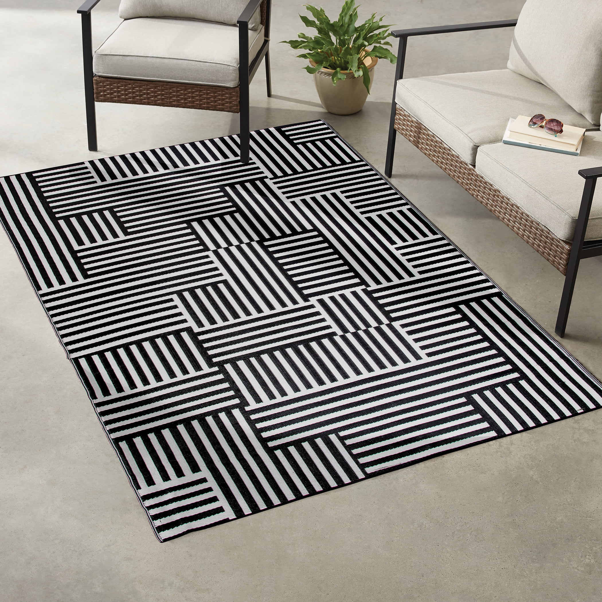 Mainstays New Block Black and White Stripe Plastic Outdoor Rug, 7'x10'