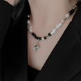 thumbnail image 3 of Collar de perlas blancas y negras asimétricas YONGSHENG de aleación para mujer, 3 of 5