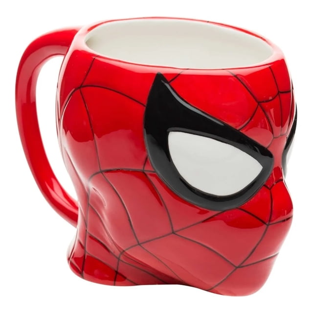 taza ceramica roja ZAK de 20 onzas, vista 3/4 frontal con rostro arácnido en relieve y líneas de telaraña negras, asa grande a la izquierda e interior blanco; acabado cerámico brillante; recomendada lavar a mano, no apta para microondas; también se usa para guardar bolígrafos o como pisapapeles.