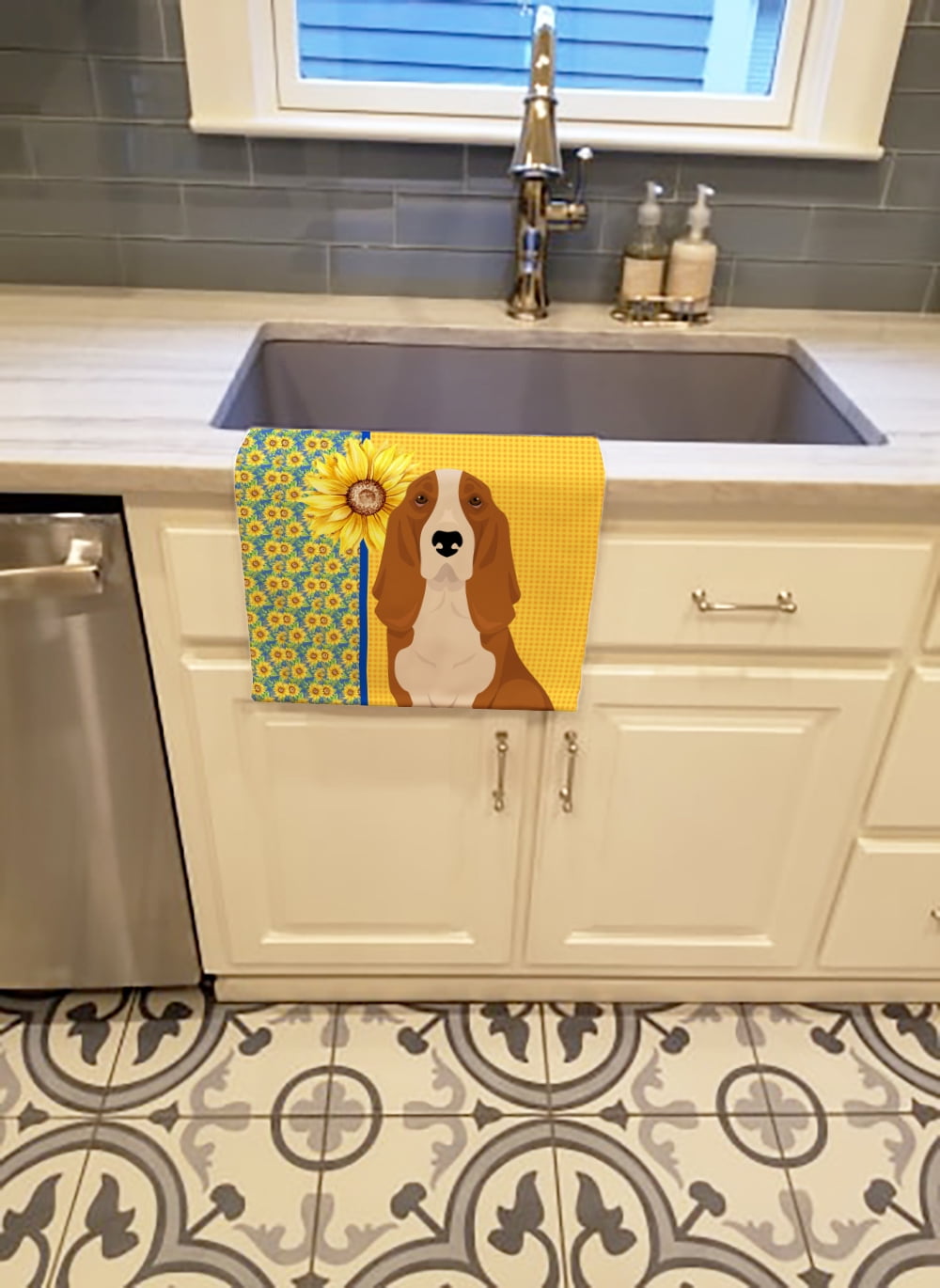 Summer Sunflowers Red and White Tricolor Basset Hound Kitchen Towel 15 in x 25 in
