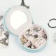 thumbnail image 3 of Caja de almacenamiento de joyería de material de PU rosa multifuncional con cremallera y múltiples compartimentos, 3 of 5